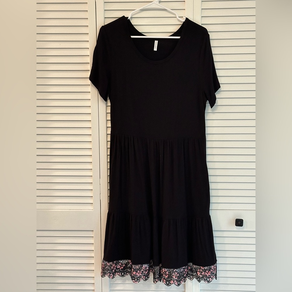 Tauhuadao Black Short Sleeve Dress with Floral Hem